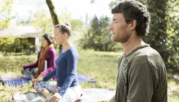 6_meditation-nature-spiritual-group