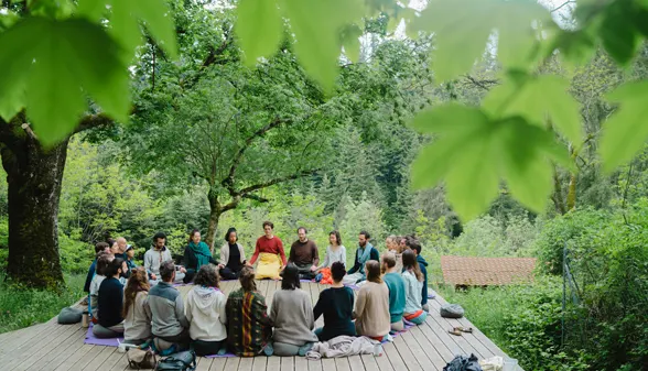 8_meditation-outdoors-nature-group-meditation