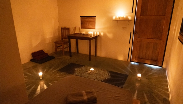 6_accommodation_dark_room_retreat_candles.webp